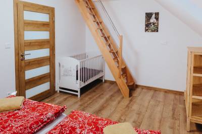 Spálňa s manželskou posteľou a detskou postieľkou, Apartmány Paľovci, Zuberec