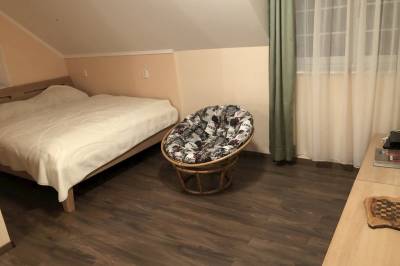 Spálňa s manželskou posteľou, 1-lôžkovou posteľou a obývacou časťou, Ubytovanie Kľak, Kľak