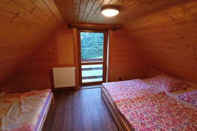 Spálňa s manželskou a 1-lôžkovou posteľou, Chata Panoráma, Trstená