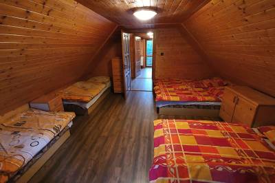 Spálňa s dvomi manželskými a s dvomi 1-lôžkovými posteľami, Chata Panoráma, Trstená