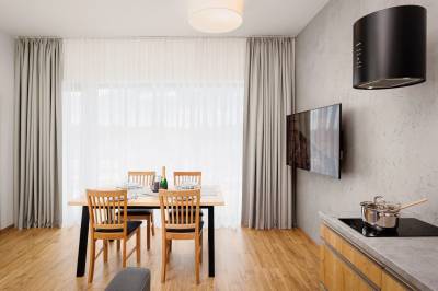 Apartmán 2+ family - obývačka s LCD TV a jedálenským sedením, Tri vody Apartments, Liptovský Mikuláš