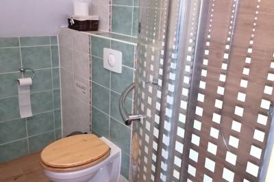 Kúpeľňa so sprchovacím kútom a toaletou, Drevenica u Mateja, Oščadnica