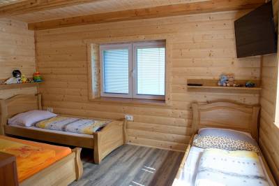 Apartmán veľký – spálňa s manželskou posteľou a dvomi 1-lôžkovými posteľami, Chalupa pod Lyscom, Jasenská Dolina