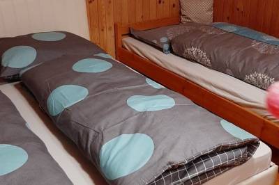 Spálňa s manželskou a 1-lôžkovou posteľou, Chata Čučoriedka, Belá - Dulice