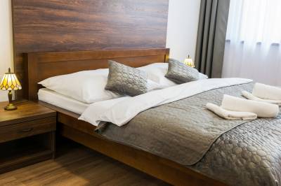 Apartmán 3 - spálňa s manželskou posteľou, Chata Monumento, Valča