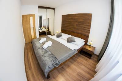 Apartmán 3 - spálňa s manželskou posteľou, Chata Monumento, Valča