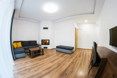Apartmán 3 - obývačka s gaučom, LCD TV a krbom, Chata Monumento, Valča