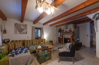 Obývačka s gaučom, kreslom a krbom, Chata Element, Špania Dolina