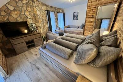 Spálňa s manželskou a 1-lôžkovou posteľou a LCD TV, Chata pod Starou Horou, Trstená