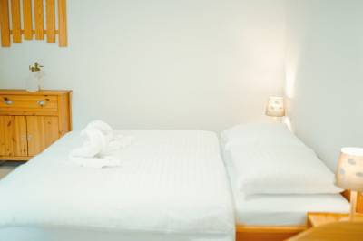Spálňa s manželskou a 1-lôžkovou posteľou, Chata Bučky, Svrčinovec
