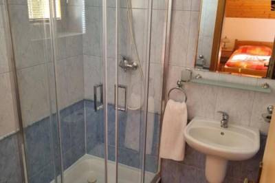 Chata Anna – kúpeľňa so sprchovacím kútom a toaletou, Chaty Anna &amp; Aneta, Námestovo