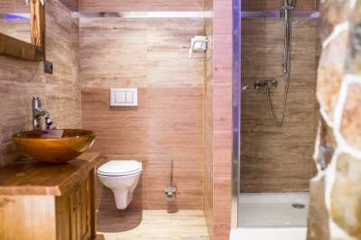Kúpeľňa so sprchovacím kútom a toaletou, Chata Balko, Vitanová