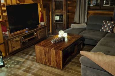 Obývačka s gaučom a LCD TV, Zrub Laura, Bystrá