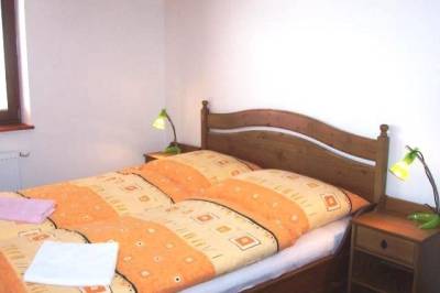Apartmán č. 15 – spálňa s 2 manželskými posteľami a poschodovou posteľou, Apartmány Jasná 278, Demänovská Dolina