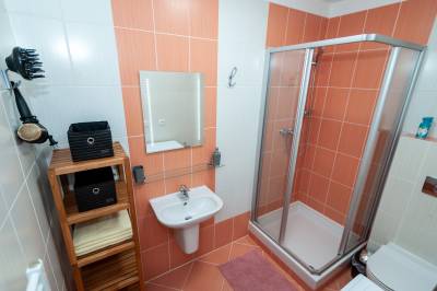 Apartmán Helena 15 - kúpeľňa so sprchovacím kútom a toaletou, Apartmány pri jazere Hrabovo, Ružomberok