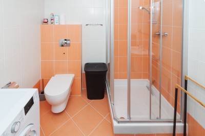 Apartmán Helena 16 - kúpeľňa so sprchovacím kútom, práčkou a toaletou, Apartmány pri jazere Hrabovo, Ružomberok