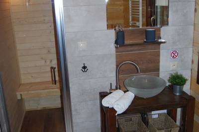Kúpeľňa so sprchovacím kútom, toaletou a saunou, Chata Jakub, Oščadnica