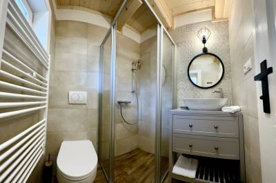 Kúpeľňa so sprchovacím kútom a toaletou, Chalupa Tri Koruny, Jezersko