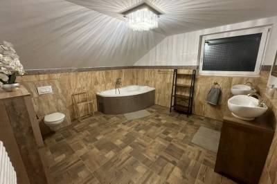 Kúpeľňa s vaňou a toaletou na poschodí, Chata NOVA VITA, Vitanová