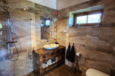 Kúpeľňa so sprchovacím kútom a toaletou, Chalupa Rajka, Zázrivá