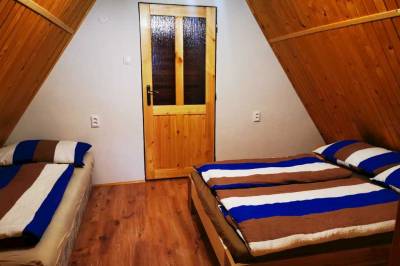 Spálňa s manželskou posteľou a 1-lôžkovou posteľou, Chata Krpáčovo 3780, Horná Lehota