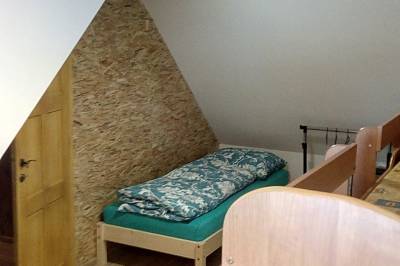 Spálňa s dvomi 1-lôžkovými posteľami a poschodovou posteľou, Chata Stred Kubínska hoľa, Dolný Kubín