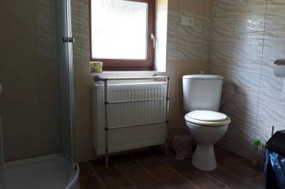 Kúpeľňa so sprchovacím kútom, práčkou a toaletou, Chata Stred Kubínska hoľa, Dolný Kubín