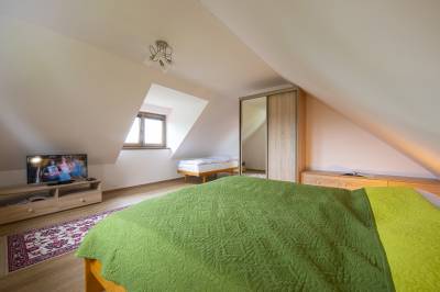 Spálňa s manželskou posteľou a 1-lôžkovou posteľou, Guest House Mengsdorf, Mengusovce