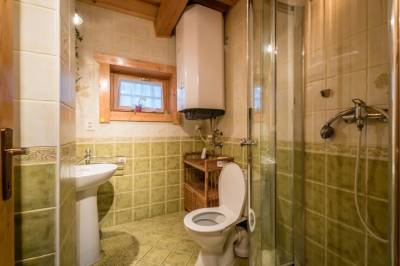 Kúpeľňa so sprchovacím kútom a toaletou, Drevenica Kozinec, Zázrivá