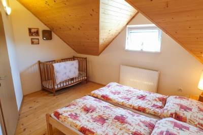 Spálňa s manželskou posteľou a detskou postieľkou, Chata Šimka, Oravská Lesná