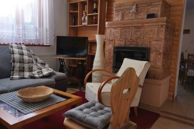 Obývačka s gaučom, krbom a TV, Chata Podolina, Terchová
