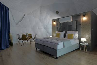 Apartmány pre 2 osoby - manželská posteľ, sedenie a klimatizácia, Glamping resort, Kamenec pod Vtáčnikom