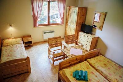 Trojlôžková izba s manželskou a 1-lôžkovou posteľou a TV, Horáreň Biela skala, Zuberec