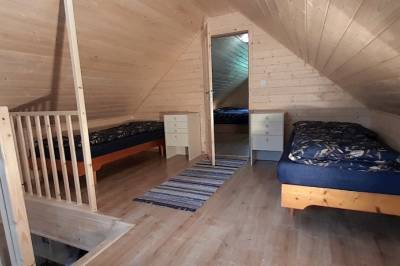 Veľká drevenica – spálňa s dvomi 1-lôžkovými posteľami, Drevenica Rybárie, Korňa