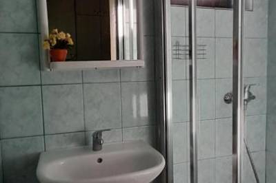 Kúpeľňa so sprchovacím kútom, Chata Julka, Dedinky