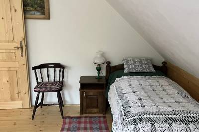 Spálňa s manželskou posteľou a 1-lôžkovou posteľou na poschodí, Chalupa u Golisov, Zákopčie