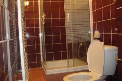 Kúpeľňa so sprchovacím kútom a toaletou, Chalupa Mlyn Dolný Kubín, Dolný Kubín