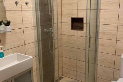 Štúdio - kúpeľňa so sprchovacím kútom, Apartmán LOSONCI NESVADY, Nesvady