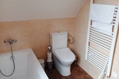 Kúpeľňa s vaňou a WC, Chata Barborka pod Sitnom, Banská Štiavnica