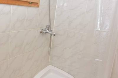 Kúpeľňa so sprchovacím kútom, Chata Vyhňa, Nová Bystrica