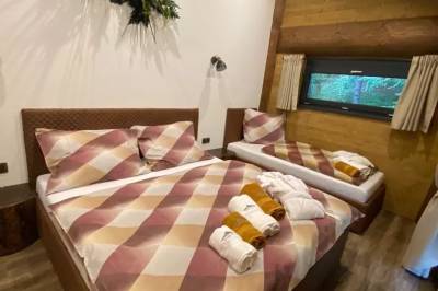 Spálňa s manželskou a 1-lôžkovou posteľou, Mountain Chalets - Chalety v korunách stromov, Valča