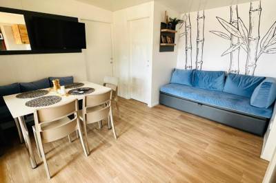 Dom s 2 spálňami - obývačka s gaučom a jedálenské sedenie, Brand new mobile house - Soline Beach, Biograd na Moru