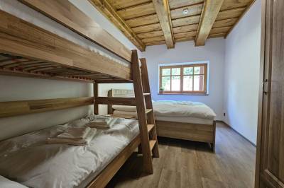Apartmán číslo 5 - spálňa s manželskou a poschodovou posteľou, Apartmány Jezerné Velké Karlovice, Velké Karlovice
