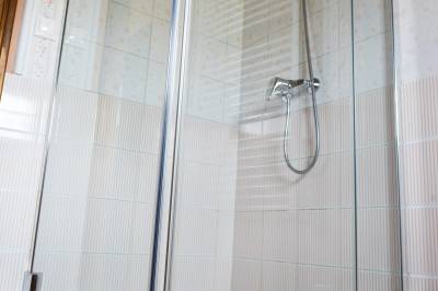 Chata Natália VIP - kúpeľňa so sprchovacím kútom, Chalúpkovo Resort, Liptovská Štiavnica