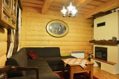 Chata Malinô - obývačka s gaučom a krbom, Chalúpkovo Resort, Liptovská Štiavnica