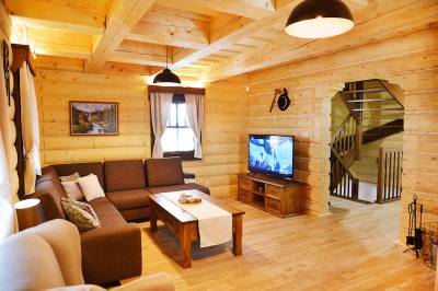 Chata Srdiečko - obývačka s gaučom a LCD TV, Chalúpkovo Resort, Liptovská Štiavnica
