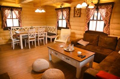 Chata Maco - obývačka s gaučom a jedálenským sedením, Chalúpkovo Resort, Liptovská Štiavnica