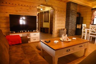 Chata Maco - obývačka s LCD TV, Chalúpkovo Resort, Liptovská Štiavnica