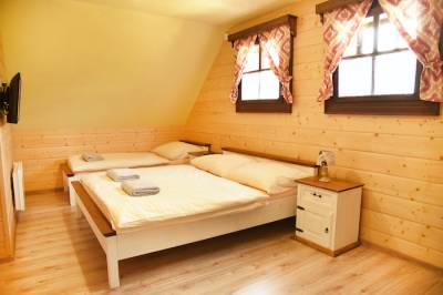 Chata Maco - spálňa s manželskou a 1-lôžkovou posteľou, Chalúpkovo Resort, Liptovská Štiavnica