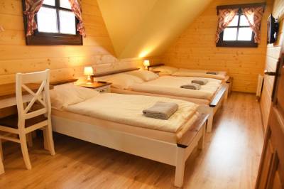 Chata Maco - spálňa s manželskou a 1-lôžkovými posteľami, Chalúpkovo Resort, Liptovská Štiavnica